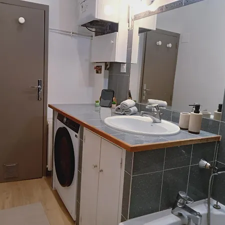 2 Avec Parking Apartment *
